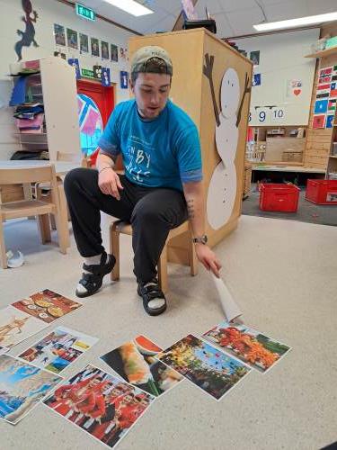 Martin har samling om ulike familier på stor avdeling- Salamander. 